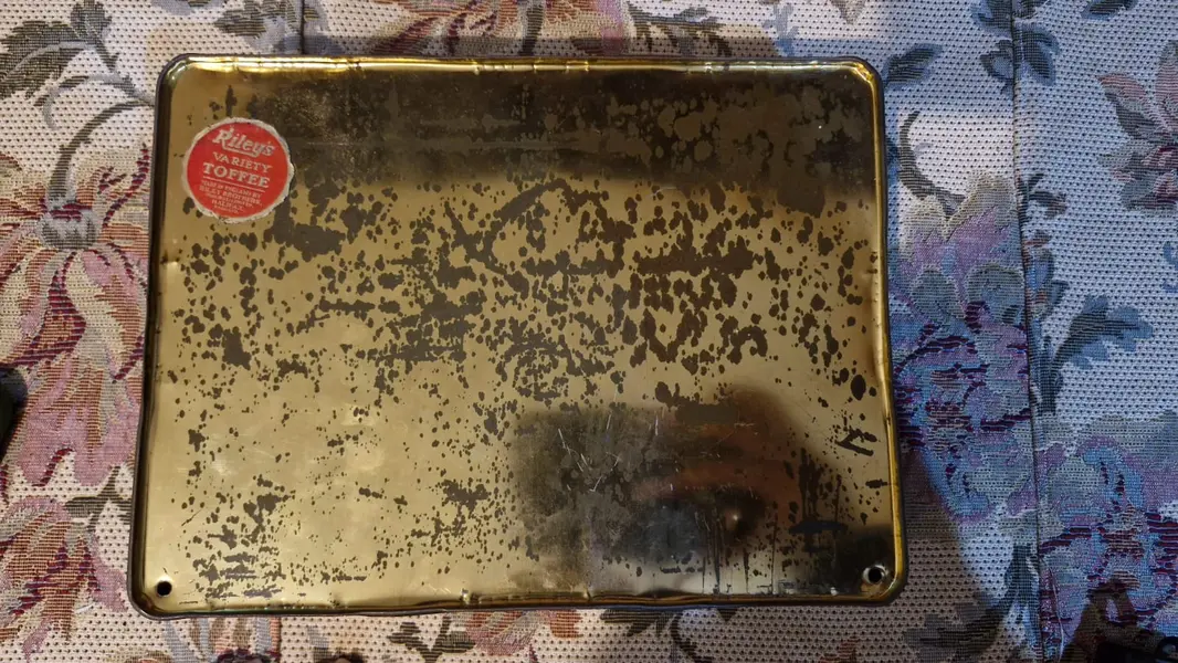 Foto de um(a) Lata vintage de biscoitos fabricada na Inglaterra no século XX, da categoria de Memorabilia de viagem & souvenir. Lata de biscoitos vintage colecionável, produzida originalmente na Inglaterra por volta da década de 1960. O item é feito de... Mostrado de uma perspectiva diferente. Vendido no marketplace Trésors.