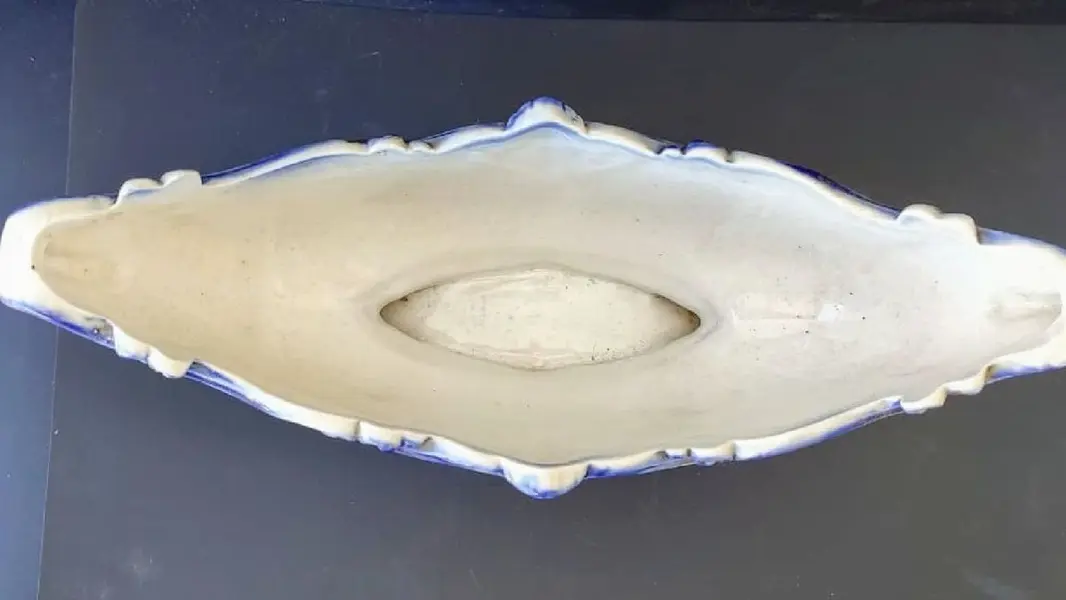 Foto de um(a) Centro de Mesa Anos 40, da categoria de Centro de mesa. Centro de mesa em porcelana policromada, década de 1940 procedência brasileira. A: 13cm L: 30cm P: 11cm Peso: 776g. Mostrado de uma perspectiva diferente. Vendido no marketplace Trésors.