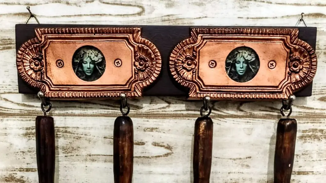 Foto de um(a) Porta Talheres Madeira e Rose Gold, da categoria de Suportes decorativos. Porta talheres grande em alumínio fundido com pátina rose gold e cabo em madeira, suporte em madeira com decoração também em... Mostrado de uma perspectiva diferente. Vendido no marketplace Trésors.