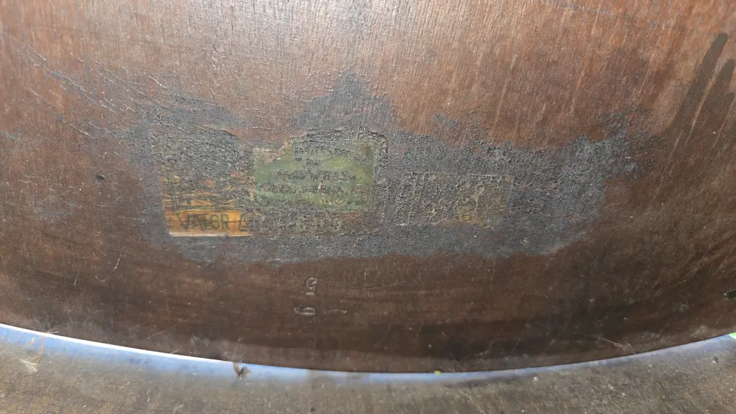 Foto de um(a) Rara Cadeira de Balanço Móveis Cimo Anos 40 – Estrutura Original - Cardeal, da categoria de Outras cadeiras. Uma verdadeira joia do design industrial mobiliário brasileiro. Esta cadeira de balanço legítima da lendária fabricante... Mostrado de uma perspectiva diferente. Vendido no marketplace Trésors.