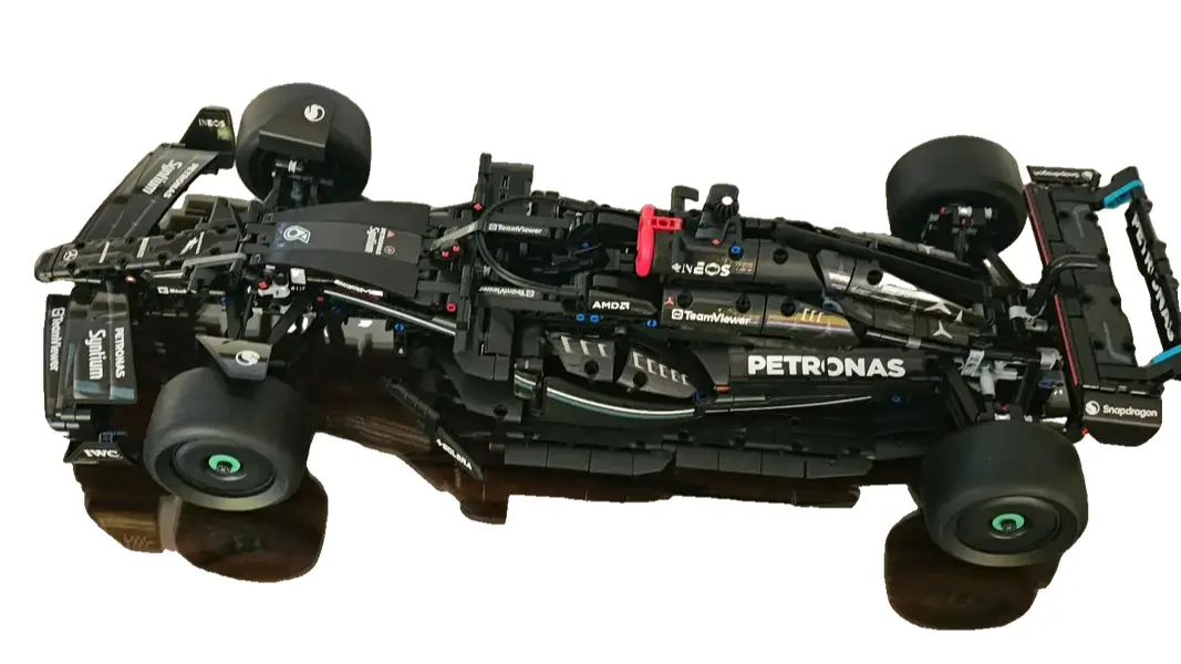Foto de um(a) Modelo de Carro de F1 Mercedes-Benz, 60 cm, da categoria de Modelos de carros. Modelo de Carro de F1 Mercedes-Benz, 60 cm. Vendido no marketplace Trésors.