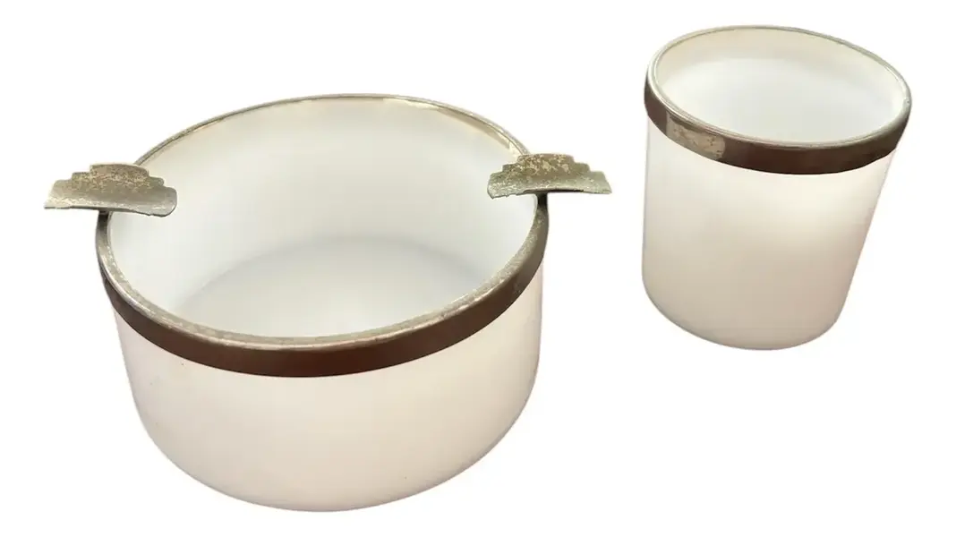 Foto de um(a) Antigo Conjunto Cinzeiro Cigarreira Opalina Francesa Branca, da categoria de Cinzeiros. Antigo e clássico conjunto de cinzeiro e cigarreira em opalina francesa branca. Borda em metal prateado. Cinzeiro 6x14cm... Vendido no marketplace Trésors.