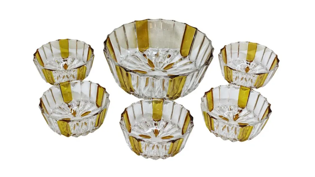 Foto de um(a) Conjunto com 6 peças para sobremesa em cristal facetado, da categoria de Conjuntos de servir. Delicado conjunto de 6 peças para sobremesa, possivelmente alemão em fino cristal translúcido facetado com detalhes âmbar.... Vendido no marketplace Trésors.