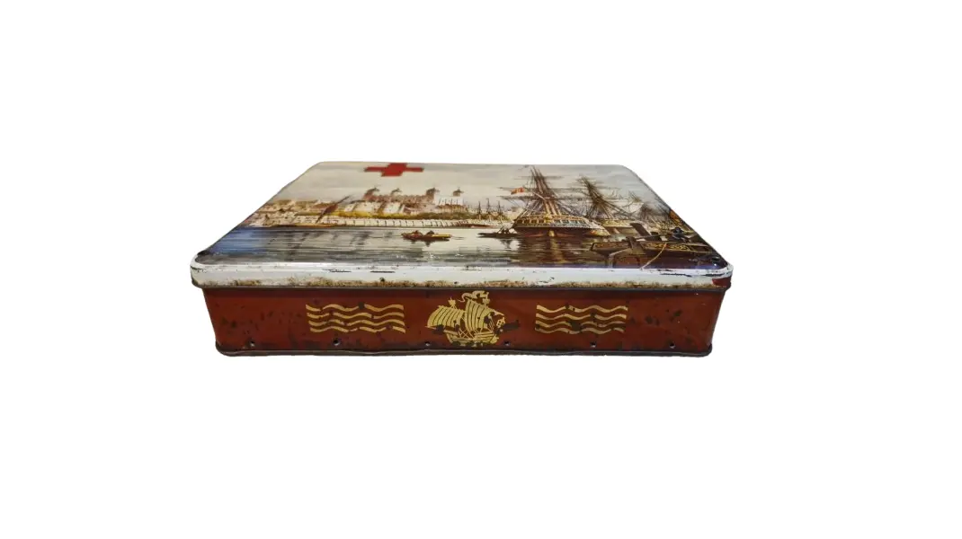 Foto de um(a) Lata vintage de biscoitos fabricada na Inglaterra no século XX, da categoria de Memorabilia de viagem & souvenir. Lata de biscoitos vintage colecionável, produzida originalmente na Inglaterra por volta da década de 1960. O item é feito de... Vendido no marketplace Trésors.