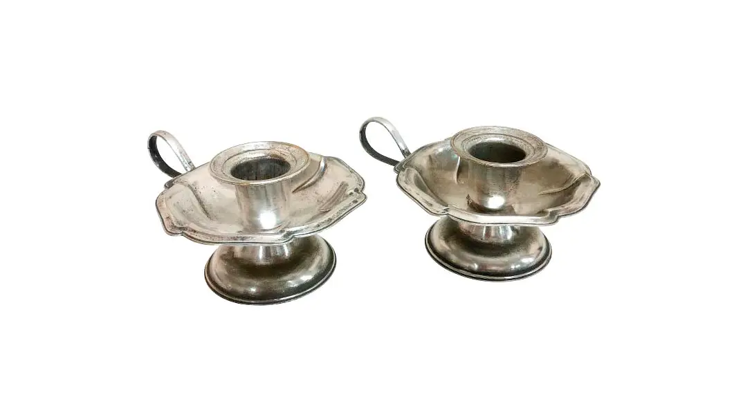 Foto de um(a) Par de palmatórias em metal espessurado a prata, da categoria de Castiçais. Par de palmatórias em metal espessurado a prata, borda ondulada em alto relevo e pega lateral. Da manufatura EBERLE. Medidas... Vendido no marketplace Trésors.