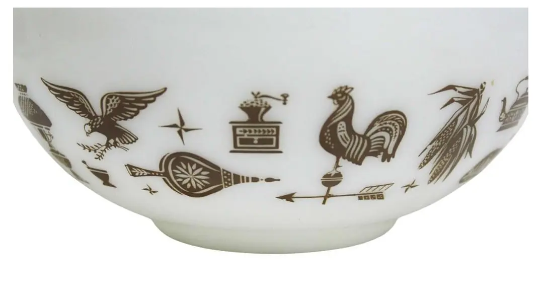 Foto de um(a) Caçarola De Opalina Pyrex Mod. Friendship, da categoria de Travessas e tigelas. Rara caçarola em opalina com decoração policromada, da marca PYREX MOD. FRIENDSHIP 475 - MADE IN USA - OVENWARE. Medidas 10A... Mostrado de uma perspectiva diferente. Vendido no marketplace Trésors.