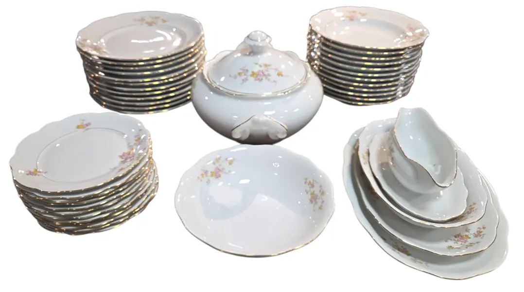 Foto de um(a) Raridade: Aparelho de Jantar Porcelana Renner (Porto Alegre) – 42 Peças – Floral com Filetes a Ouro, da categoria de Conjuntos de servir. Composição Completa (42 Peças): 12 Pratos Rasos 12 Pratos Fundos 12 Pratos de Sobremesa 01 Sopeira Grande com Tampa 03... Mostrado de uma perspectiva diferente. Vendido no marketplace Trésors.