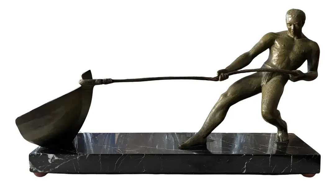 Foto de um(a) Antiga Escultura Masculina Art Deco Bronze Salvatore Riolo, da categoria de Escultura. Salvatore Riolo / Boatman Antigo e importante bloco escultórico em pétit bronze francês, com selo de autenticidade, base em... Vendido no marketplace Trésors.