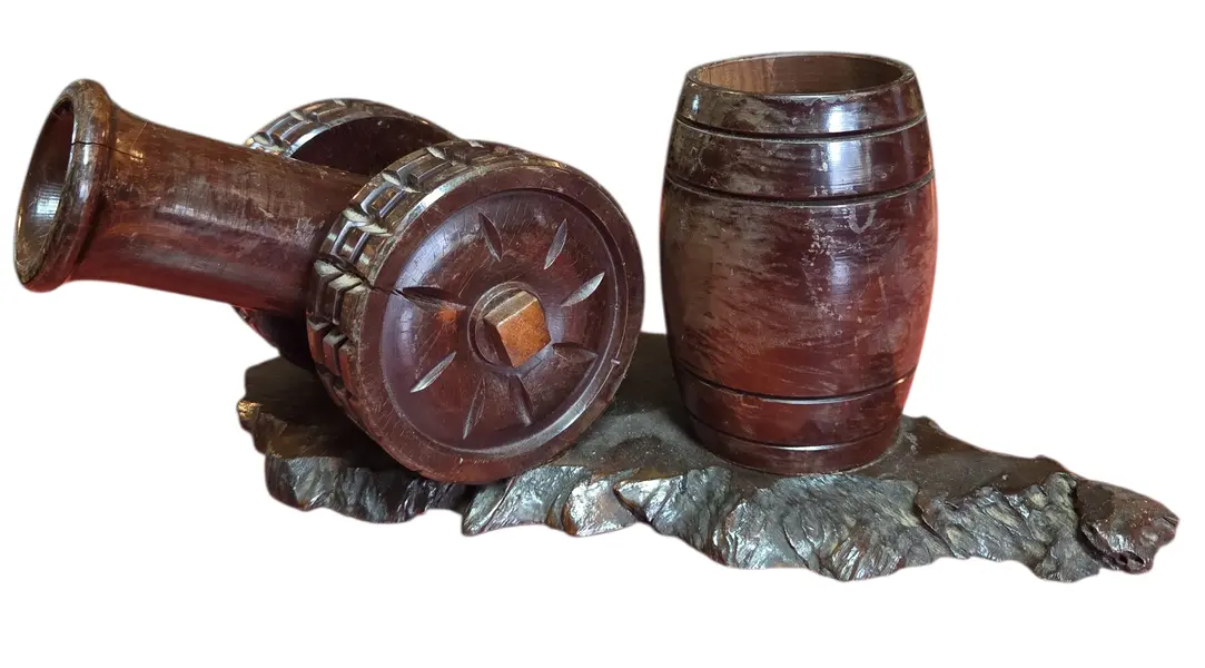 Foto de um(a) Canhão Decorativo em Madeira Nobre e Mini Barril – Peça Vintage, da categoria de Outros colecionáveis. Apresentamos uma distinta peça de coleção e decoração, rica em detalhes e executada com técnicas tradicionais de marcenaria.... Vendido no marketplace Trésors.