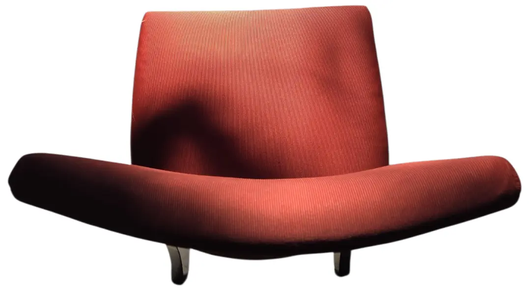 Foto de um(a) Cadeira em Madeira Nobre e Tecido Canelado Vermelho, da categoria de Outras cadeiras. Clássico do design mobiliário Mid-Century nacional. Esta cadeira combina a robustez e a elegância da madeira maciça escura... Mostrado de uma perspectiva diferente. Vendido no marketplace Trésors.