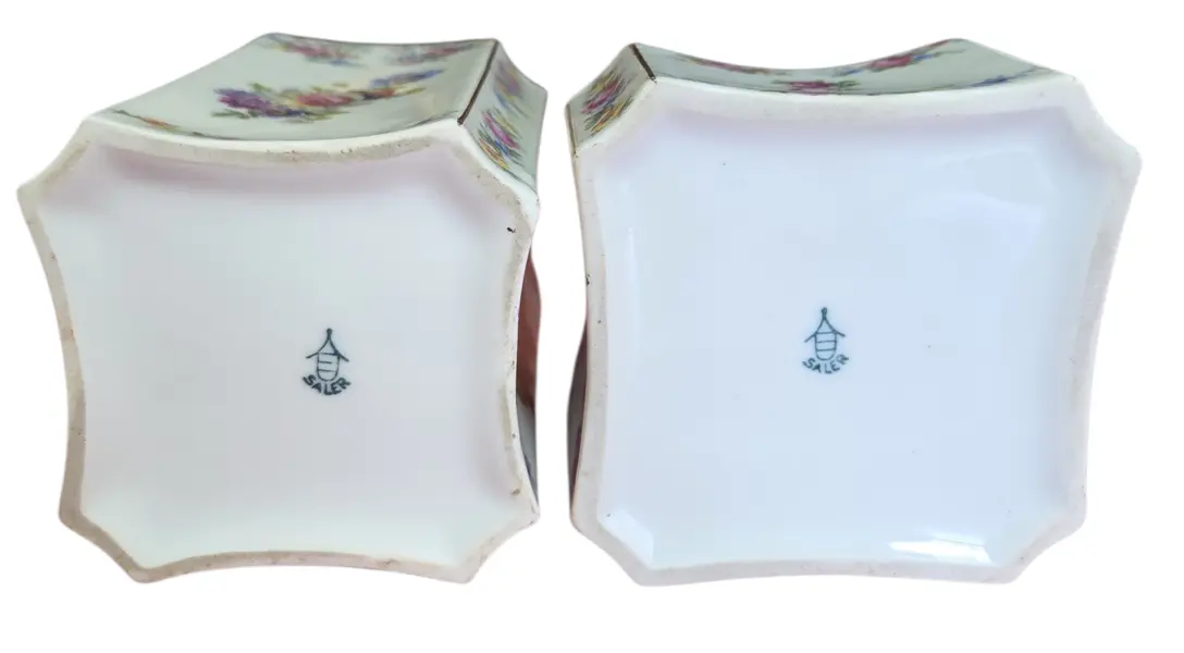 Foto de um(a) Conjunto de Lavabo em Porcelana com Cenas Galantes e Filetes a Ouro, da categoria de Conjunto de banheiro. Este encantador conjunto de toucador em porcelana fina é uma peça clássica de decoração, perfeita para adicionar um toque de... Mostrado de uma perspectiva diferente. Vendido no marketplace Trésors.