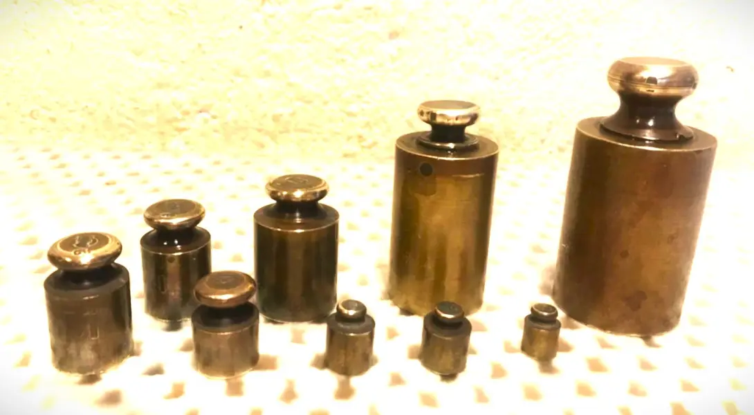 Foto de um(a) Cepo com pesos para balança antiga, da categoria de Outros colecionáveis. Meus avós maternos tinham um armazem. Fui criada ali dentro, em meio aos produtos comercializados. Este Cepo e os seus... Mostrado de uma perspectiva diferente. Vendido no marketplace Trésors.