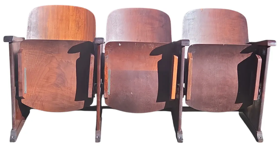 Foto de um(a) Cadeiras de Auditório Antigas Dobráveis em Madeira Nobre, da categoria de Outras cadeiras. Verdadeiro clássico da nostalgia urbana e do design funcional de época. Este conjunto em formato de trio (fileira com 3... Mostrado de uma perspectiva diferente. Vendido no marketplace Trésors.