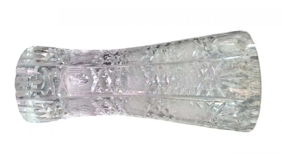 Foto de um(a) Vaso de cristal com lapidação manual, da categoria de Vasos. Fino vaso em cristal com farta lapidação manual. Medidas 21A X 9D. Em bom estado, apresenta imperceptíveis bicados na base. Mostrado de uma perspectiva diferente. Vendido no marketplace Trésors.