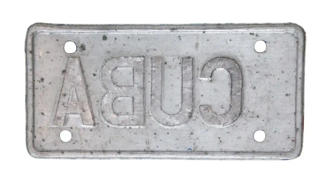 Foto de um(a) Placa de matricula De La Bandeira de Cuba, da categoria de Placas. Placa de matricula De La Bandeira de Cuba, em metal pintada com as cores de Cuba. Medidas 10L X 20C. Mostrado de uma perspectiva diferente. Vendido no marketplace Trésors.