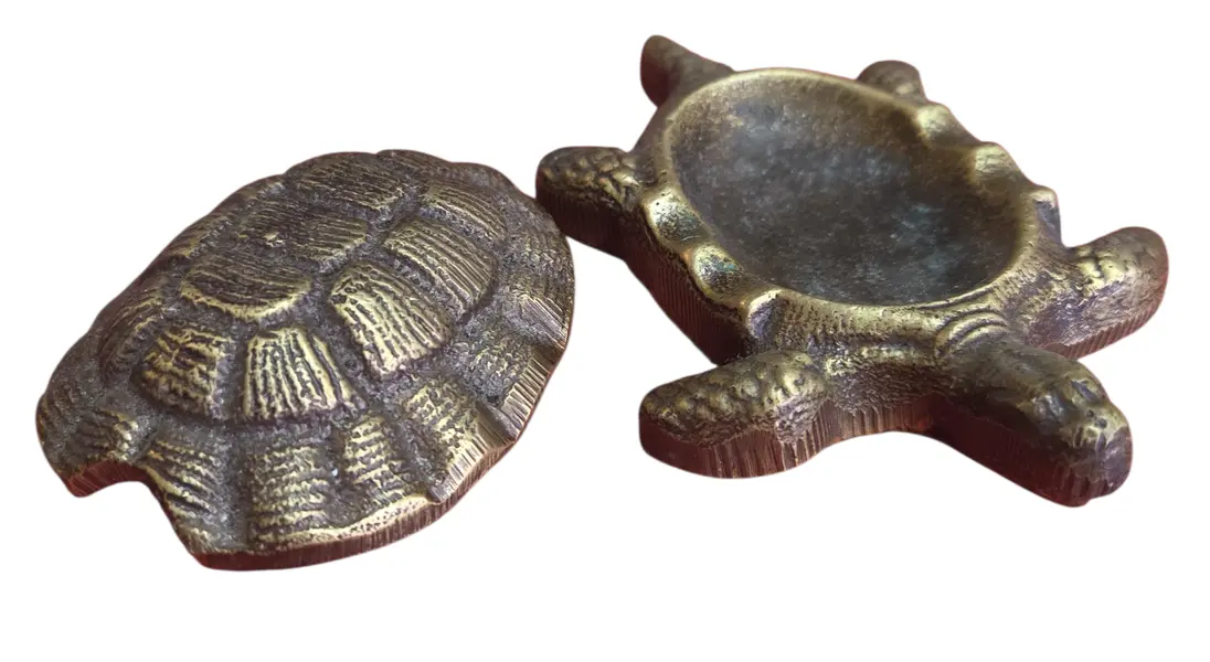 Foto de um(a) Cinzeiro Marinho: Tartaruga em Bronze, da categoria de Cinzeiros. Inspirada na longevidade e resistência das tartarugas marinhas, esta peça decorativa em bronze é um item de destaque para... Mostrado de uma perspectiva diferente. Vendido no marketplace Trésors.