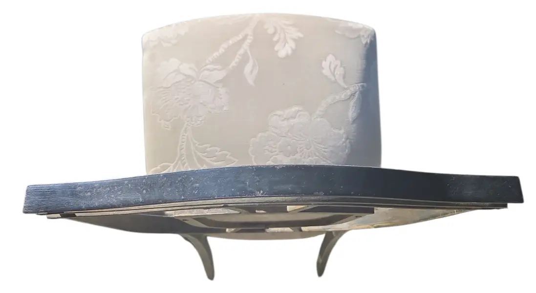 Foto de um(a) Cadeira de Ferro Decorativa com Encosto e Assento Estofado Floral, da categoria de Outras cadeiras. Sofisticada cadeira decorativa que une a robustez do metal com a delicadeza de um design clássico e imponente. Uma peça... Mostrado de uma perspectiva diferente. Vendido no marketplace Trésors.