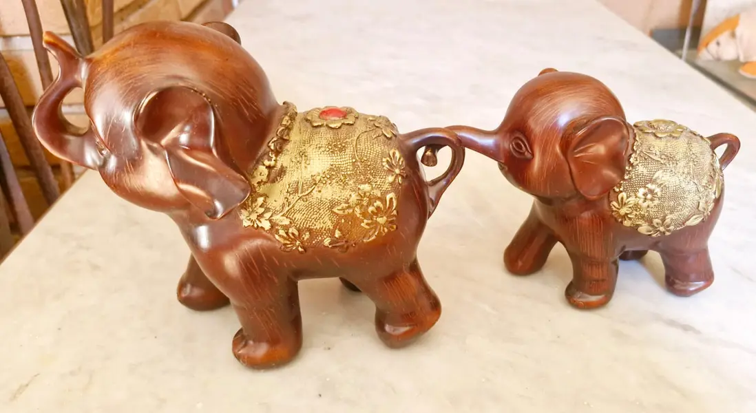 Foto de um(a) Lindos Elefantes Vintages de Bali, da categoria de Modelos e estatuetas. Este par de elefantes representa a Comunhão Espiritual e a Gratidão. O Arco da Conexão: Quando colocados de frente, as... Mostrado de uma perspectiva diferente. Vendido no marketplace Trésors.