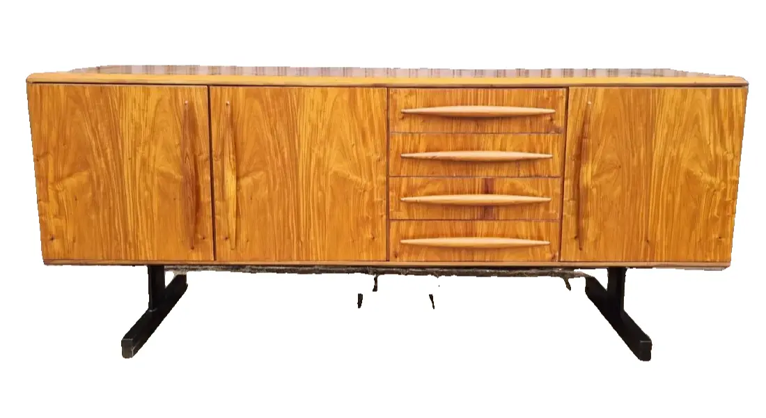 Foto de um(a) Buffet caviúna Cimo S.A - 190 cm, da categoria de Aparadores e Buffet. Raro Buffet móveis cimo em madeira caviúna, pés de latão polido, restaurado com acabamento em seladora. Destaque para... Vendido no marketplace Trésors.