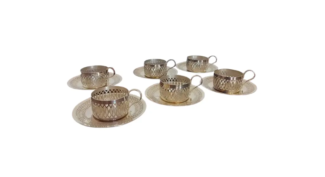 Foto de um(a) Conjunto porta xícaras prata 90, da categoria de Xícaras. Cristófoli - Antigo e lindo conjunto com 06 porta xícaras com pires em prata 90. Vendido no marketplace Trésors.