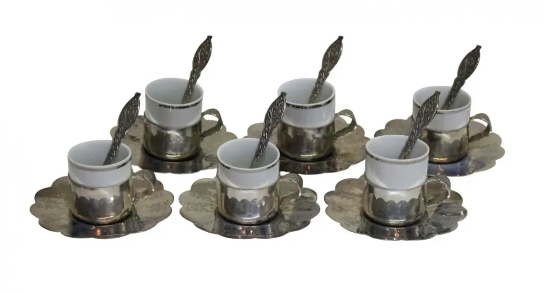 Foto de um(a) Conjunto 06 Xícaras De Café - Mp Prata, da categoria de Xícaras. Conjunto de 06 xícaras no estojo original, para café acompanha bandeja e 06 colherinhas, os pires e a bandeja apresentam... Vendido no marketplace Trésors.