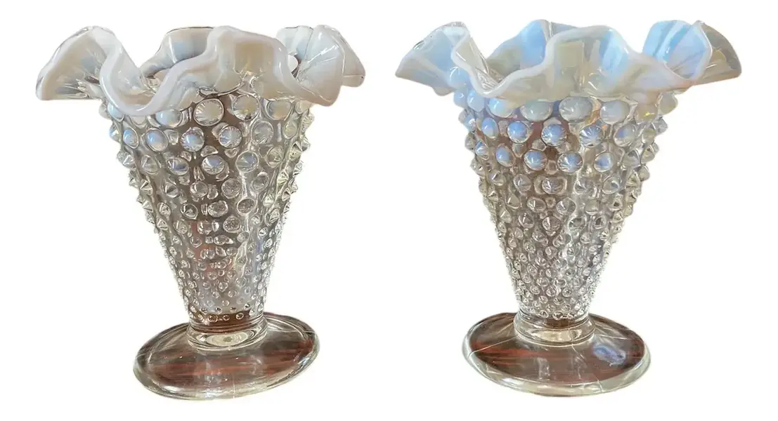 Foto de um(a) Antigo Par De Vasos Em Opalina Opalescente Fenton Glass, da categoria de Vasos. ~ Fenton Art Glass ~ Manufatura americana fundada em 1905. Antigos e atemporais vasos artísticos em vidro opalescente com a... Vendido no marketplace Trésors.