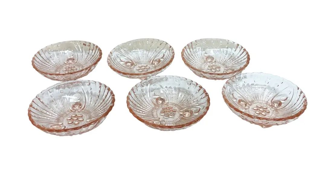 Foto de um(a) Conjunto de saladeira com 7 peças em vidrão, da categoria de Outros utensílios para servir. Conjunto de saladeira contendo 7 peças em vidrão na tonalidade âmbar, todas as peças com assente em tripé com formato de... Mostrado de uma perspectiva diferente. Vendido no marketplace Trésors.