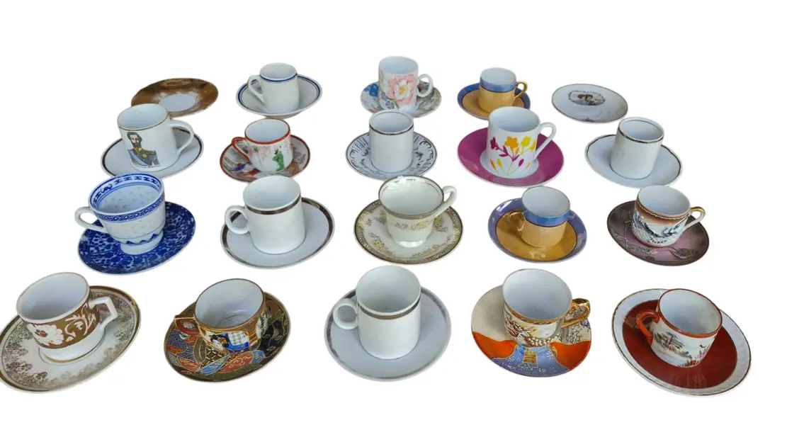 Foto de um(a) Lindo conjunto com 18 xícaras e pires variados, da categoria de Xícaras. Belo conjunto de 18 xícaras de café e pires variados de porcelana, alguns de origem japonesa casca de ovo, tipo de porcelana... Vendido no marketplace Trésors.