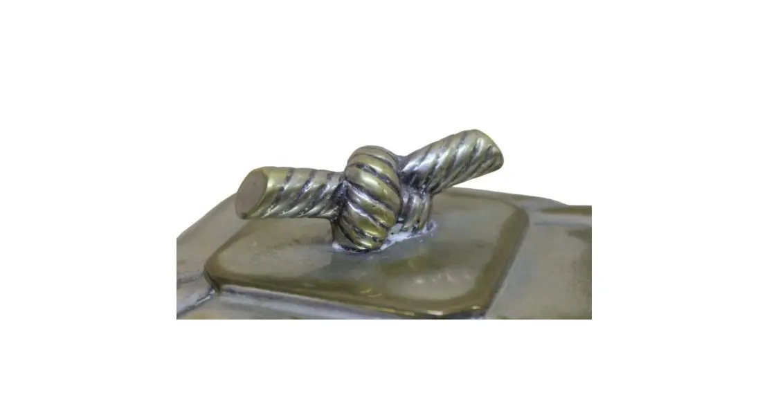 Foto de um(a) Caixa quadrada em metal espessurado a prata, da categoria de Cestos e Caixas. Antiga caixa quadrada em metal espessurado a prata, com interior em vermeio. Apresenta curiosa pega em formato de nó.... Mostrado de uma perspectiva diferente. Vendido no marketplace Trésors.