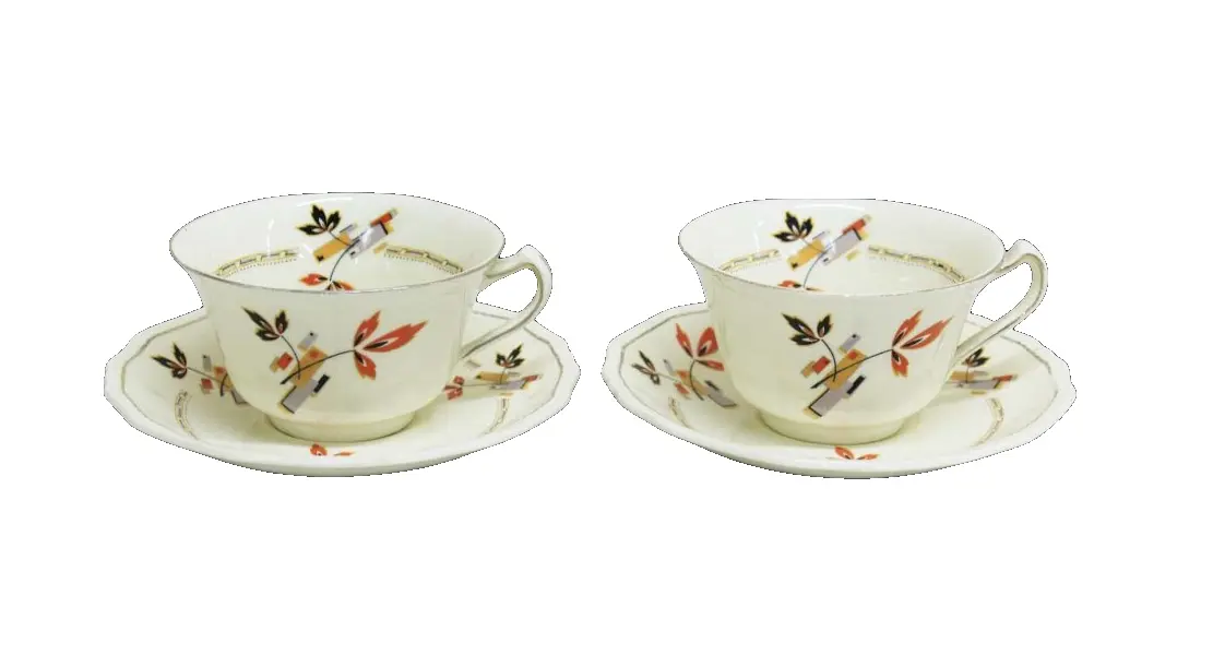 Foto de um(a) Par de xícaras inglesas para chá, da categoria de Xícaras. Delicado par de xícaras para chá inglesas, em louça na tonalidade creme. . Decoração no padrão Marigold, folhas estilizadas... Vendido no marketplace Trésors.