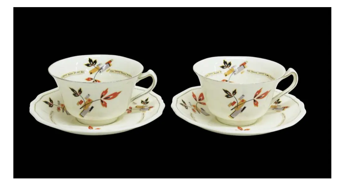 Foto de um(a) Par de xícaras inglesas para chá, da categoria de Xícaras. Delicado par de xícaras para chá inglesas, em louça na tonalidade creme. . Decoração no padrão Marigold, folhas estilizadas... Mostrado de uma perspectiva diferente. Vendido no marketplace Trésors.