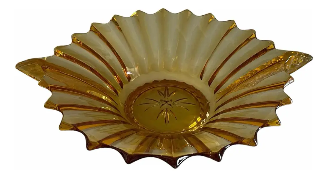 Foto de um(a) Antigo Bowl Centro Mesa Vidro Âmbar Art Deco Walther Sohne, da categoria de Centro de mesa. ~ Walther & Sohne ~ Antigo e grande bowl centro de mesa em vidro artístico âmbar com detalhes em satiné, traços bem... Mostrado de uma perspectiva diferente. Vendido no marketplace Trésors.