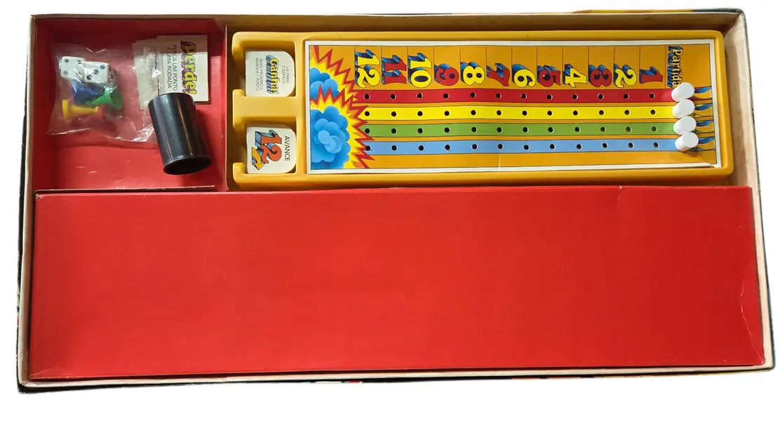 Foto de um(a) Armadilha - O Jogo de Tabuleiro (Estrela), da categoria de Jogos de tabuleiro. É um jogo de percurso e sorte onde você deve ser o primeiro a completar 12 pontos na sua trilha de marcação. A "armadilha"... Mostrado de uma perspectiva diferente. Vendido no marketplace Trésors.