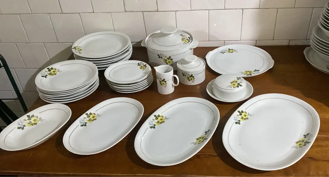 Foto de um(a) Jogo de jantar com 30 peças porcelana Renner, da categoria de Acessórios de cozinha. Lindo aparelho de jantar floral vintage, com diversas peças, incluindo pratos, travessas, sopeira, Ideal para ocasiões... Mostrado de uma perspectiva diferente. Vendido no marketplace Trésors.