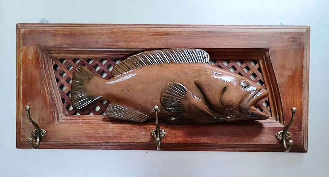 Foto de um(a) Cabideiro Fish em Cerejeira e Cerâmica, da categoria de Cabideiros e porta-chapéus. Cabideiro com peixe em cerâmica. Moldura em cerejeira maciça e fundo em treliça fazendo um link com a rede, três ganchos com... Mostrado de uma perspectiva diferente. Vendido no marketplace Trésors.