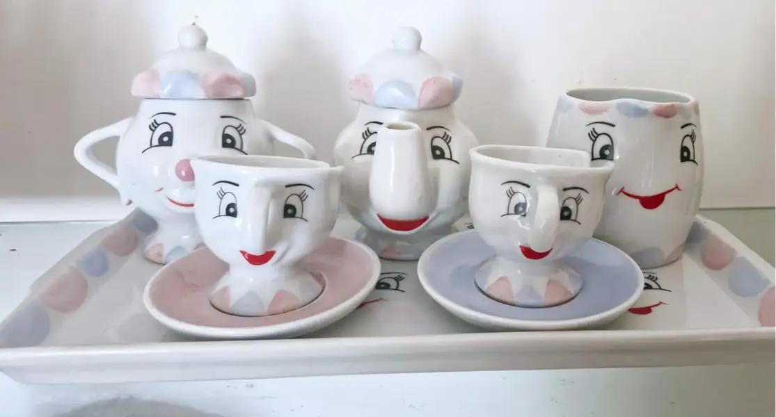Foto de um(a) Lindíssimo jogo de chá A Bela e a Fera em porcelana, da categoria de Conjuntos de café e chá. Lindo jogo de chá 'A Bela e a Fera' em porcelana, rico em detalhes! Contém:- Bandeja- 2 Xícaras com pires- 1 Açucareiro- 1... Mostrado de uma perspectiva diferente. Vendido no marketplace Trésors.