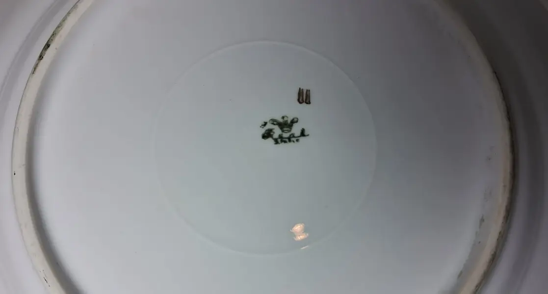 Foto de um(a) Prato decorativo em porcelana Real, da categoria de Pratos Decorativos. Prato com bordas douradas e centro com cena galante. Lindo e em ótimo estado. Porcelana Real. Acompanha suporte regulável em... Mostrado de uma perspectiva diferente. Vendido no marketplace Trésors.