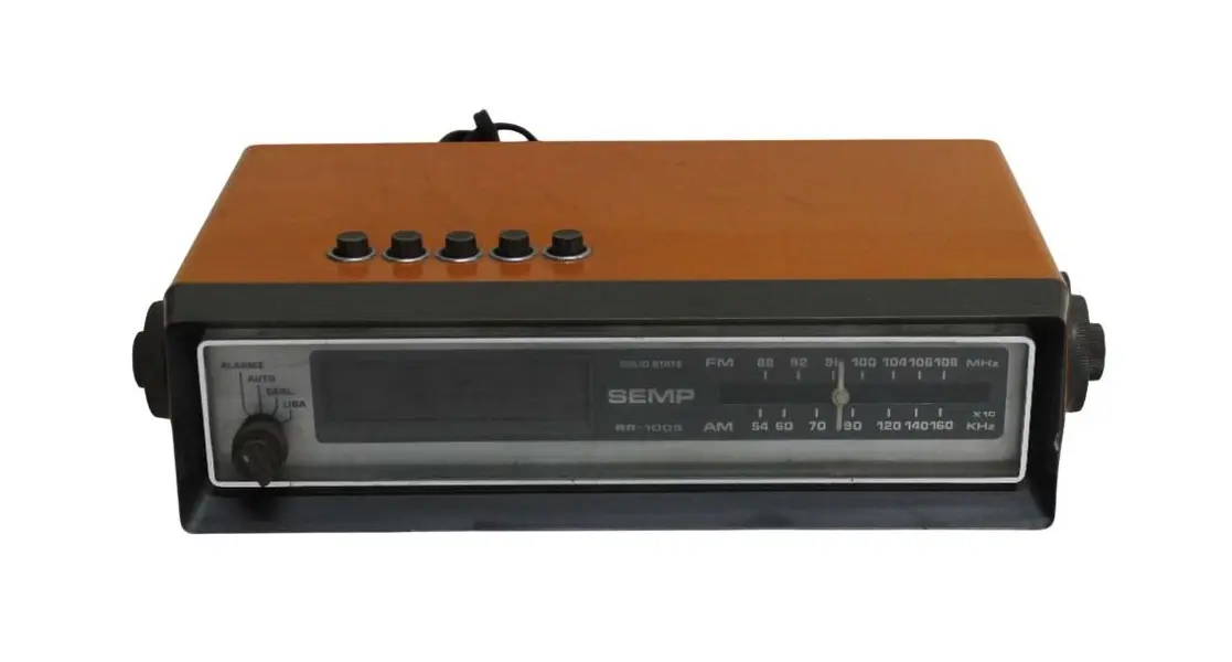 Foto de um(a) Rádio relógio SEMP TOSHIBA RR - 1005 - Nº 25440 BIVOLT, da categoria de Rádios e sintonizadores. Antigo e raro rádio relógio SEMP TOSHIBA RR - 1005 - Nº 25440 BIVOLT. Na tonalidade laranja, funcionando, sem garantias... Vendido no marketplace Trésors.