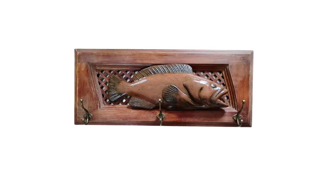 Foto de um(a) Cabideiro Fish em Cerejeira e Cerâmica, da categoria de Cabideiros e porta-chapéus. Cabideiro com peixe em cerâmica. Moldura em cerejeira maciça e fundo em treliça fazendo um link com a rede, três ganchos com... Vendido no marketplace Trésors.