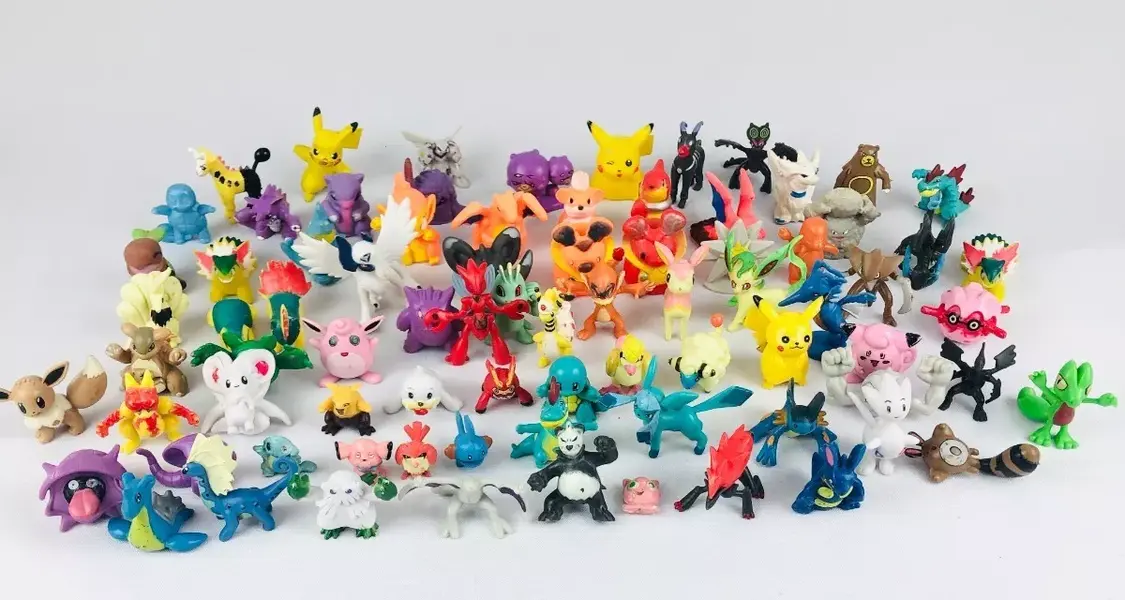 Foto de um(a) Lote Pokémon, da categoria de Brinquedos antigos. Kit de miniaturas Pokémon com personagens variados e possivelmente alguns repetidos. Mínimas marcas de uso. Em bom estado. Mostrado de uma perspectiva diferente. Vendido no marketplace Trésors.