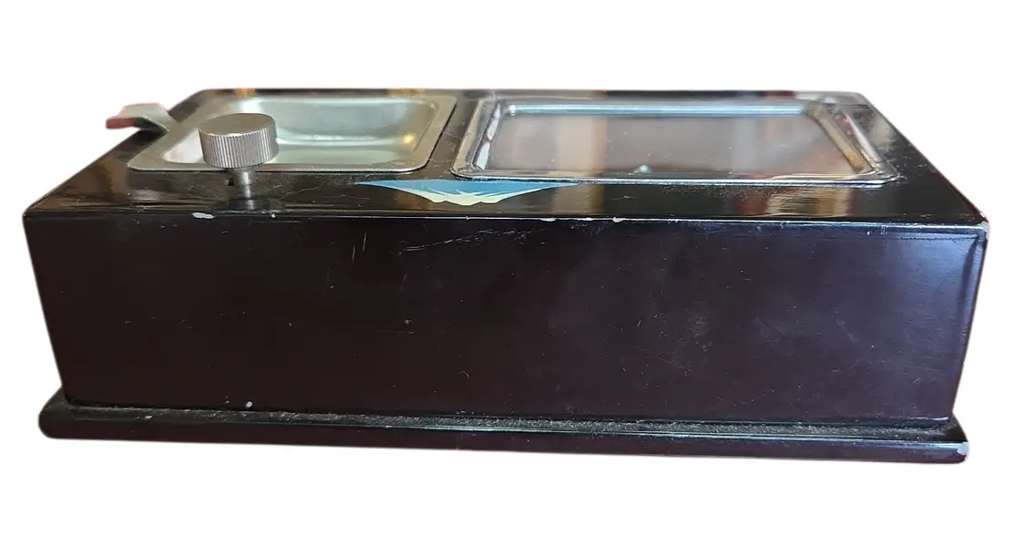 Foto de um(a) Cinzeiro e Caixa de Musica, da categoria de Cinzeiros. Onde a tradição japonesa encontra a mecânica de precisão. Este conjunto de caixa e cinzeiro não apenas organiza o ambiente,... Mostrado de uma perspectiva diferente. Vendido no marketplace Trésors.