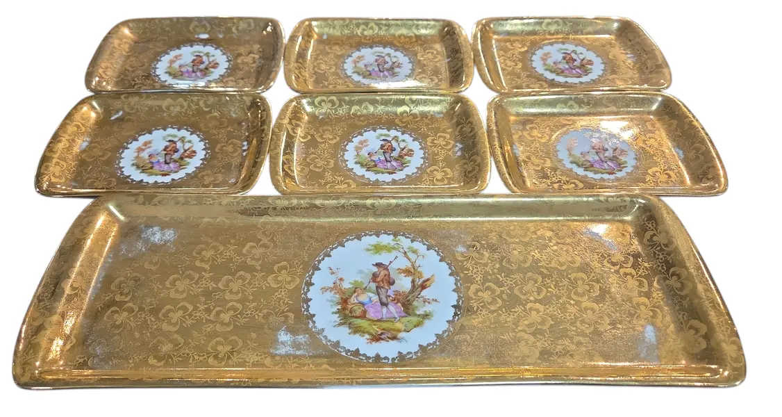 Foto de um(a) Conjunto de Travessa e Pratinhos Porcelana D.P. – Cena Galante (7 Peças), da categoria de Conjuntos de servir. Elegância e sofisticação em porcelana vintage. Este conjunto luxuoso da renomada Porcelana D.P. é composto por uma travessa... Mostrado de uma perspectiva diferente. Vendido no marketplace Trésors.