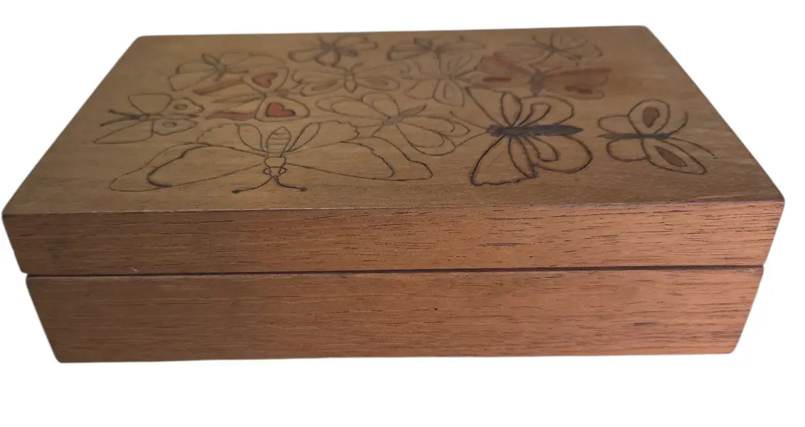 Foto de um(a) Caixa para Joias em Madeira com Estampa de Borboletas, da categoria de Porta-Jóias. Organize suas joias com praticidade nesta linda caixa de madeira. A tampa decorada com borboletas confere um visual alegre e... Mostrado de uma perspectiva diferente. Vendido no marketplace Trésors.