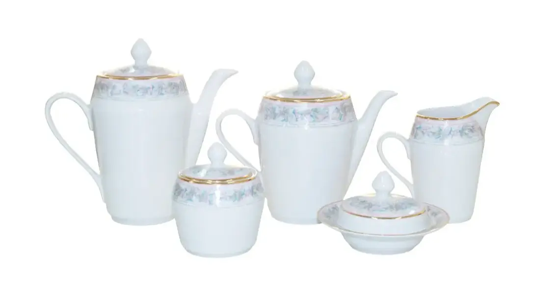 Foto de um(a) Conjunto para servir porcelana Germer, da categoria de Conjuntos de café e chá. Remanescente de 5 peças para chá e café da manufatura GERMER MADE IN BRAZIL, com decoração floral em policromia e filetes... Mostrado de uma perspectiva diferente. Vendido no marketplace Trésors.