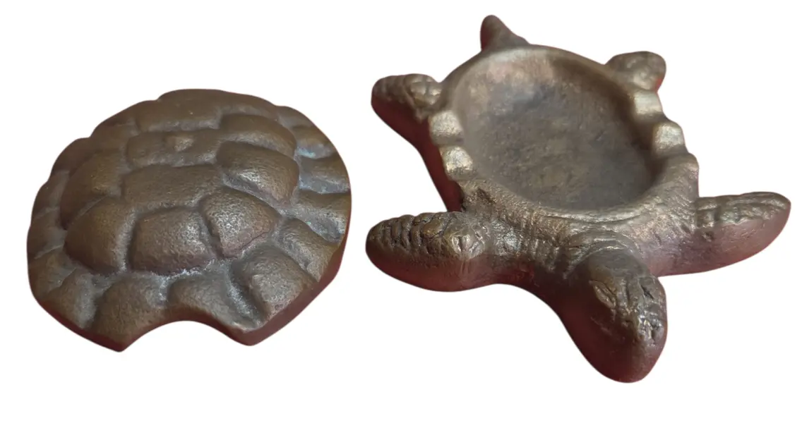 Foto de um(a) Cinzeiro Marinho: Tartaruga em Bronze, da categoria de Cinzeiros. Inspirada na longevidade e resistência das tartarugas marinhas, esta peça decorativa em bronze é um item de destaque para... Mostrado de uma perspectiva diferente. Vendido no marketplace Trésors.