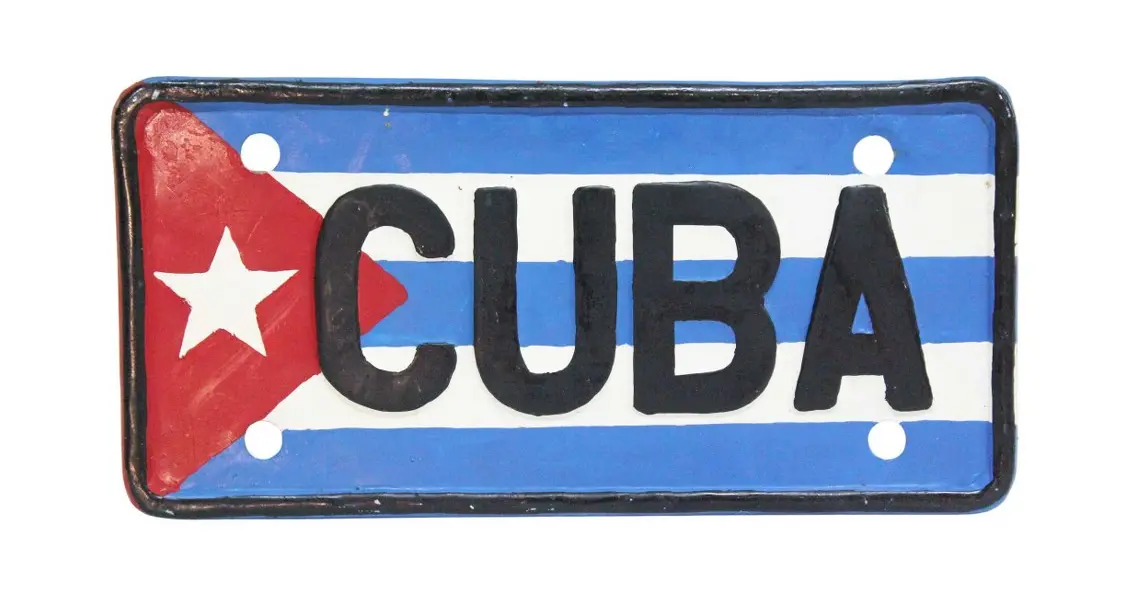 Foto de um(a) Placa de matricula De La Bandeira de Cuba, da categoria de Placas. Placa de matricula De La Bandeira de Cuba, em metal pintada com as cores de Cuba. Medidas 10L X 20C. Vendido no marketplace Trésors.