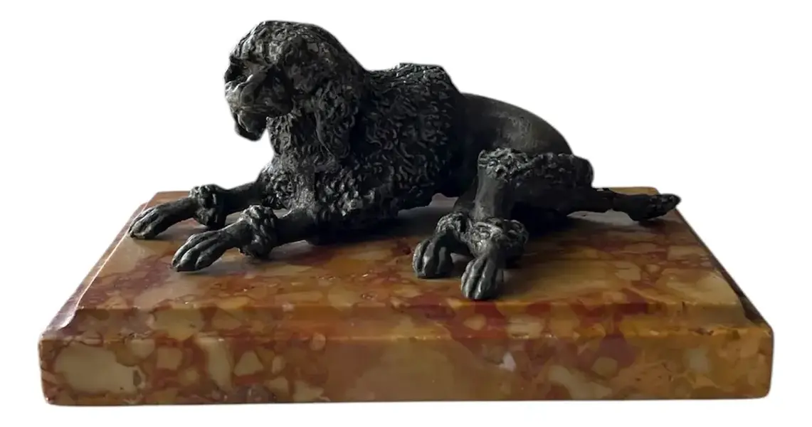 Foto de um(a) Antiga Escultura Cachorro Poodle Petit Bronze E Mármore, da categoria de Escultura. Antiga e linda escultura de cachorro da raça poodle em pétit bronze sobre mármore italiano Rosso Verona. Peça artística.... Vendido no marketplace Trésors.