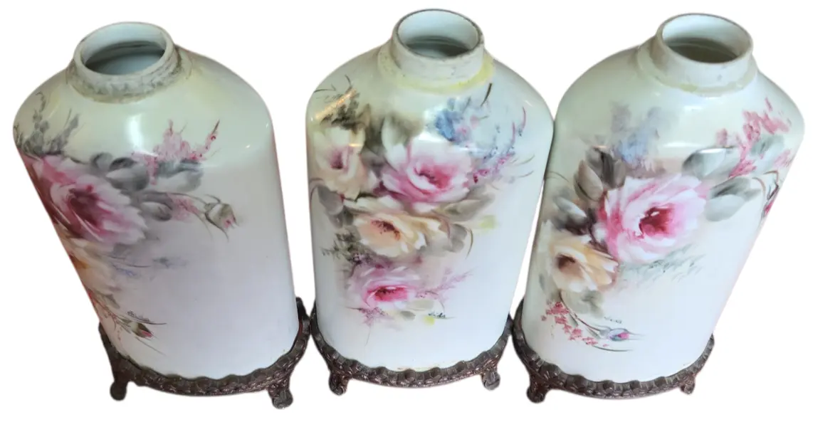 Foto de um(a) Trio de Potes em Porcelana Pintada à Mão com Base e Tampa em Bronze - Estilo Floral Clássico, da categoria de Garrafas, potes e jarros. Apresentamos este magnífico trio de potiches (vasos com tampa) em porcelana de alta qualidade, apresentando um formato... Mostrado de uma perspectiva diferente. Vendido no marketplace Trésors.