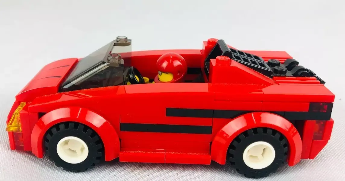 Foto de um(a) Miniatura Carro Lego 2004, da categoria de Carros e caminhões de brinquedo. MINIATURA CARRO GH60007 LEGO 2004 VERMELHO COM MINI BONECO LEGO NO INTERIOR DO CARRO, MEDE 3A X 11C X 5L. FALTA UMA PEÇA NA... Mostrado de uma perspectiva diferente. Vendido no marketplace Trésors.