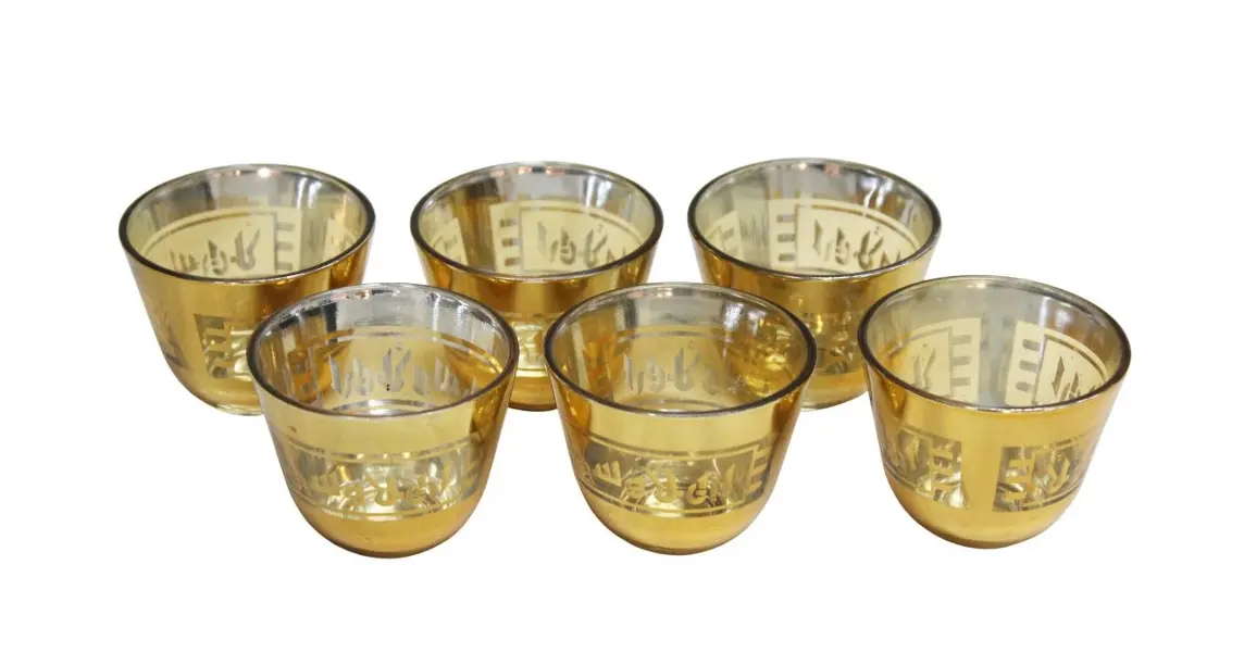 Foto de um(a) Conjunto com 06 copos para shot, da categoria de Copos. Conjunto de 6 copinhos em vidro com farta douração para shot. Made in Korea. Medidas 5A X 6D. Vendido no marketplace Trésors.